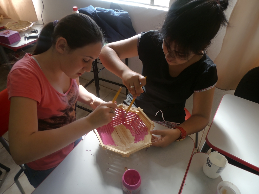 ASEMA realizou atividade com jornais e palitos